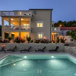 Haus Lilli Mit Pool Apartamento *