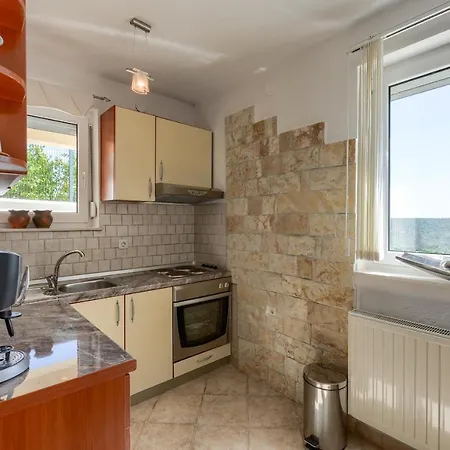 Haus Lilli Mit Pool Ražanac