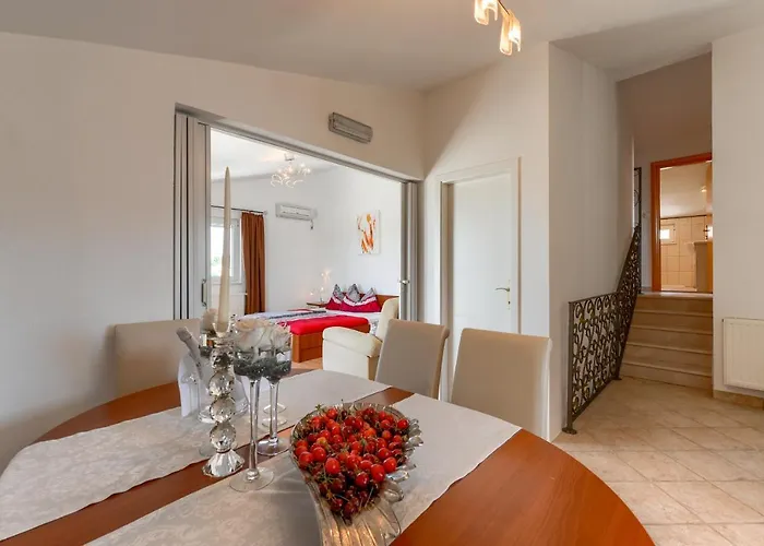 Appartement Haus Lilli Mit Pool Ražanac